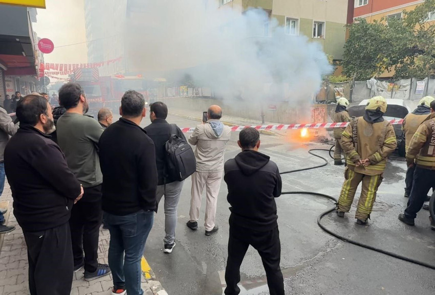 İstanbul'da korku dolu anlar: Yer altı kabloları patladı, bir otomobil alev alev yandı - Resim: 2