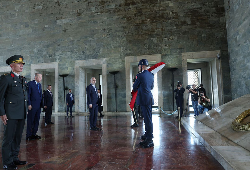 Erdoğan YAŞ öncesi Anıtkabir'e çıktı, Özel Deftere bunları yazdı - Resim: 2