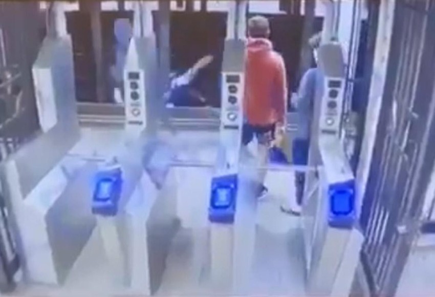 Yine metro yine vahşet: Raylara itilen yolcu feci şekilde can verdi - Resim: 3