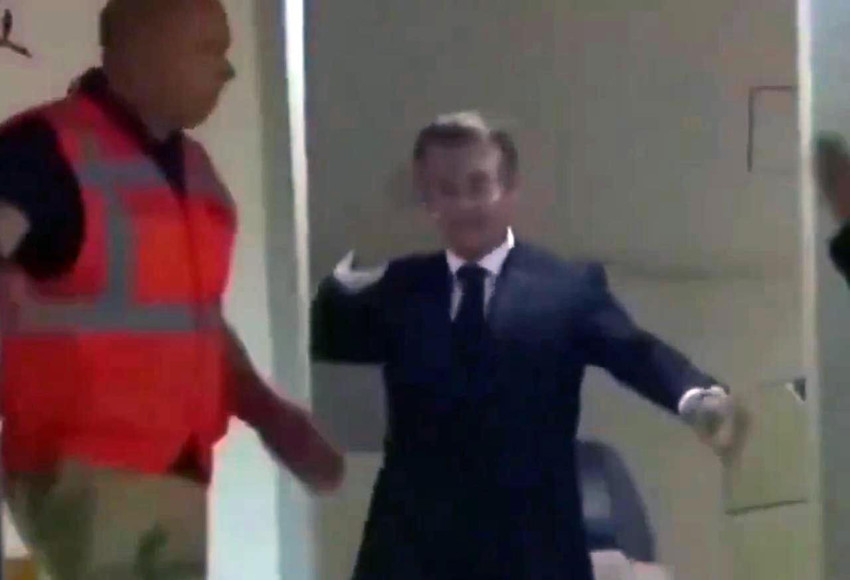 Fransa Cumhurbaşkanı Macron kameralar önünde eşinden tokat yedi - Resim: 2