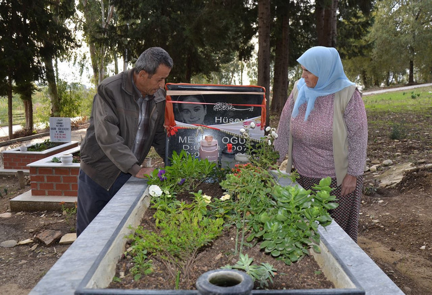 Gencecik kızını toprağa veren baba mezarlık hırsızlarına isyan etti - Resim: 2