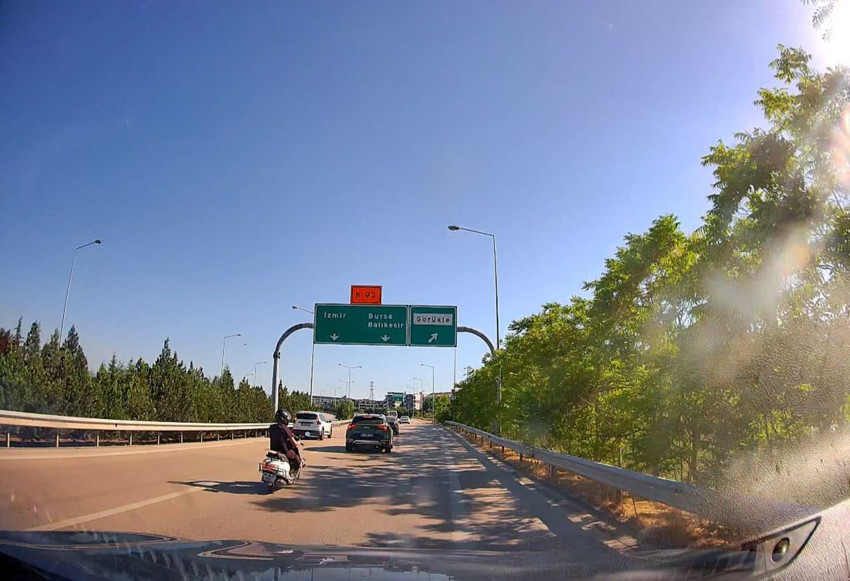 Otobanda orta şeritte tersten giden kadın trafik magandası kamerada! - Resim: 3