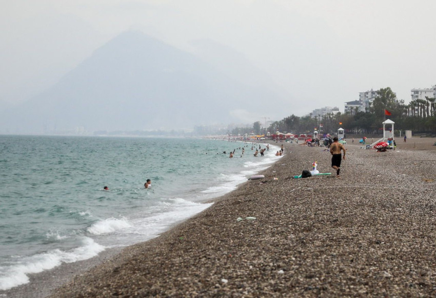 Antalya'da 30 derece sıcakta sağanak yağmur sürprizi: Yüzmeye devam ettiler - Resim: 2