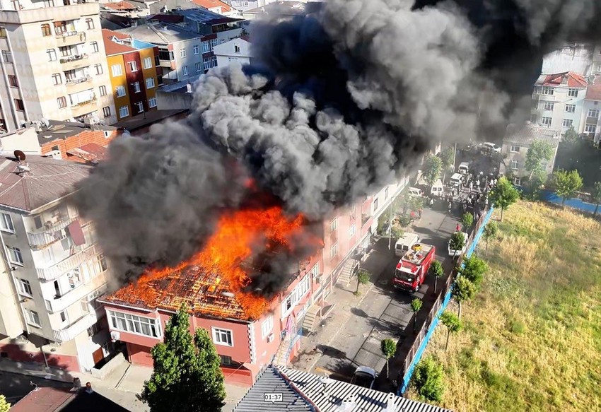 İstanbul'da yürekleri ağza getiren yangın: Alevler yan binaya sıçradı - Resim: 2