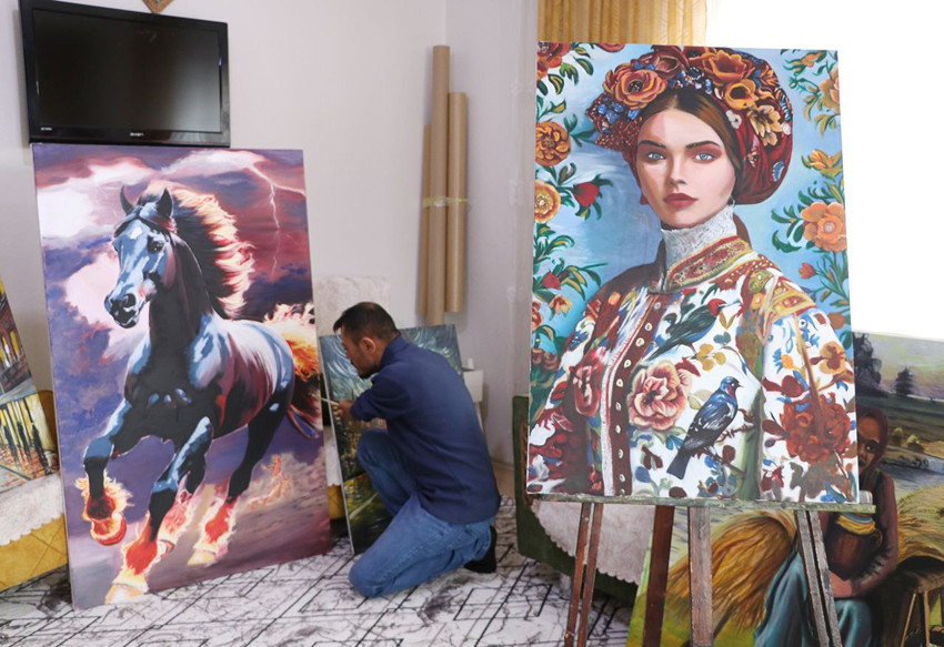 İki eli de yok ama o dirsekleriyle hayata tutunmayı başarıp siparişlere yetişemez hale geldi - Resim: 3