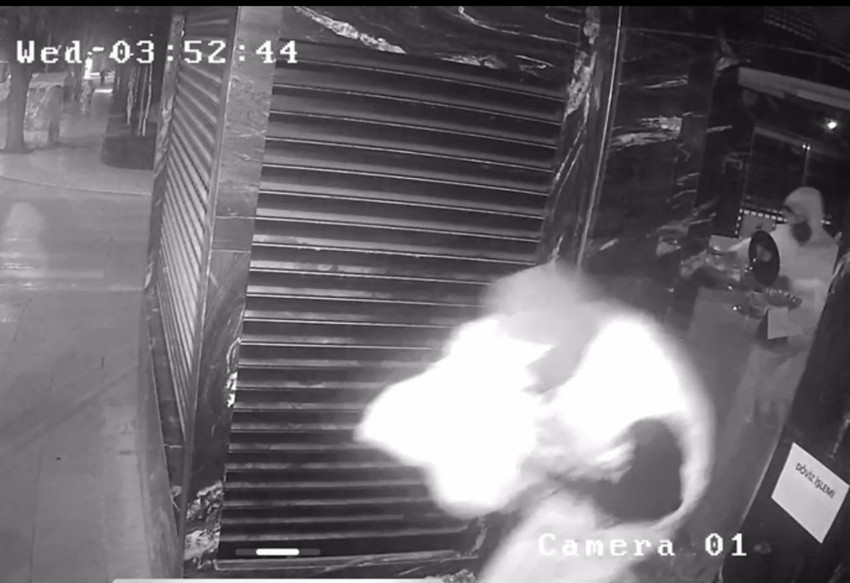 Kaşla göz arasında uzaktan kumandalı kuyumcu soygunu saniye saniye kamerada - Resim: 3