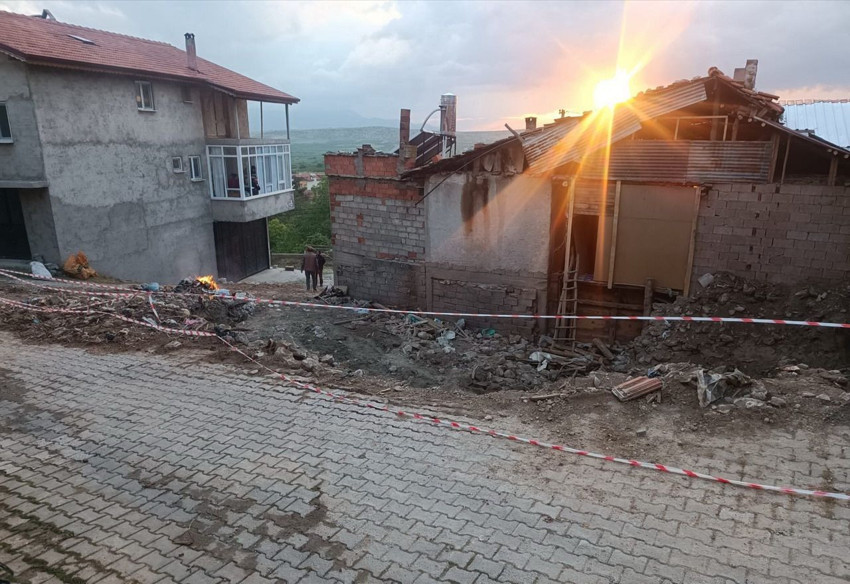 Çocuklar yıkılan evde Kurtuluş Savaşı'ndan kalma el bombası buldu - Resim: 3
