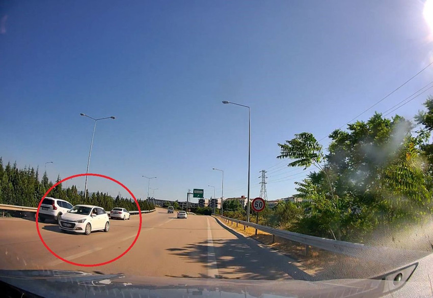 Otobanda orta şeritte tersten giden kadın trafik magandası kamerada! - Resim: 1