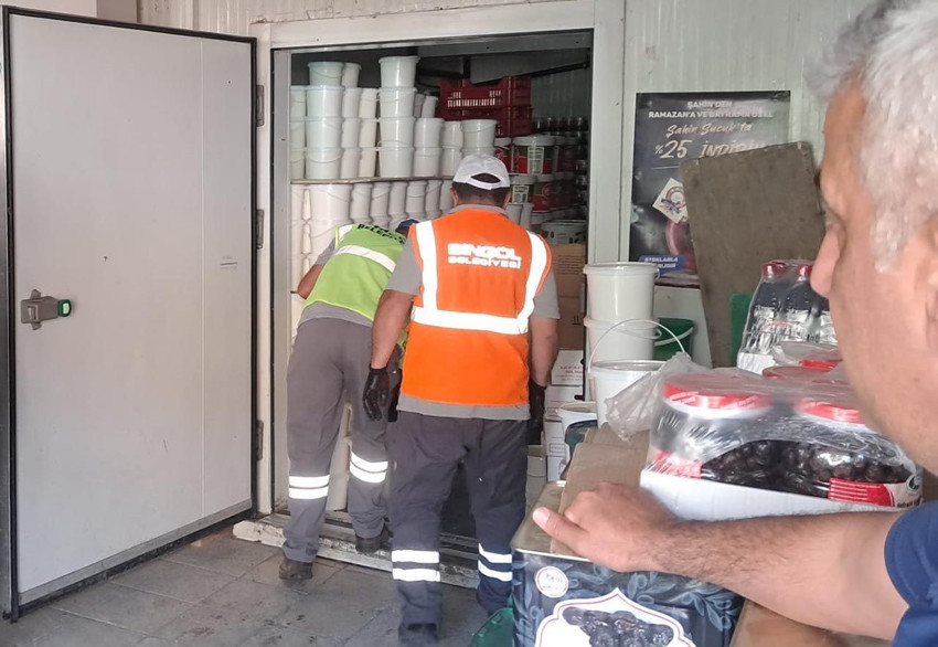 Depodan tonlarca tarihi geçmiş gıda fışkırdı! - Resim: 1