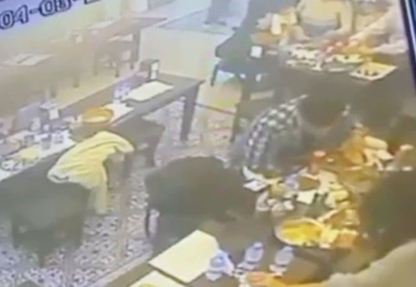 Yemekten çıkan böcek tarafından ısırıldı, bir anda acı içinde kaldı! - Resim: 4