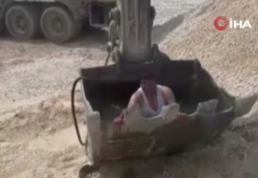 Sıcaktan bunalan inşaat işçilerinin serinleme yöntemi herkesi güldürdü - Resim: 3