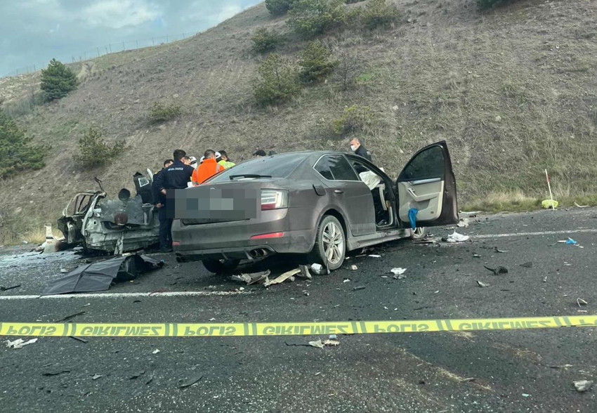 Çevre Yolu'nda katliam gibi kaza: 2 otomobil çarpıştı, 5 ölü! Araç alevlere teslim oldu - Resim: 2