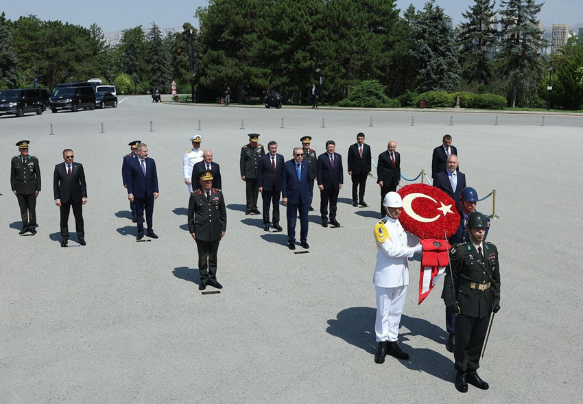 Erdoğan YAŞ öncesi Anıtkabir'e çıktı, Özel Deftere bunları yazdı - Resim: 1