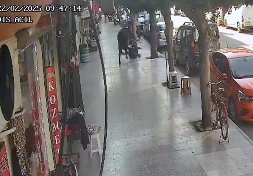 Firari angus kaldırımda yürüyen adamı boynuzladı: Korkunç saldırı kamerada - Resim: 2