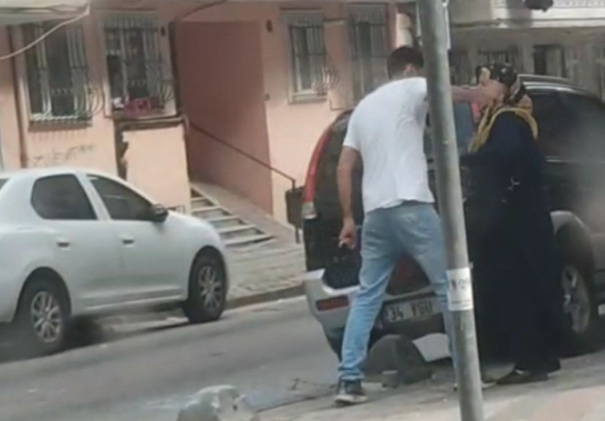 İstanbul'da güpegündüz hayırsız evlat dehşeti kamerada: Annesine tekme tokat darbetti - Resim: 4