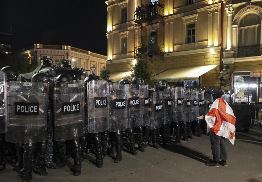 Seçim sonuçlarının ardından komşu ülke karıştı: Cumhurbaşkanlığı Sarayı'na girmeye kalkıştılar - Resim: 2