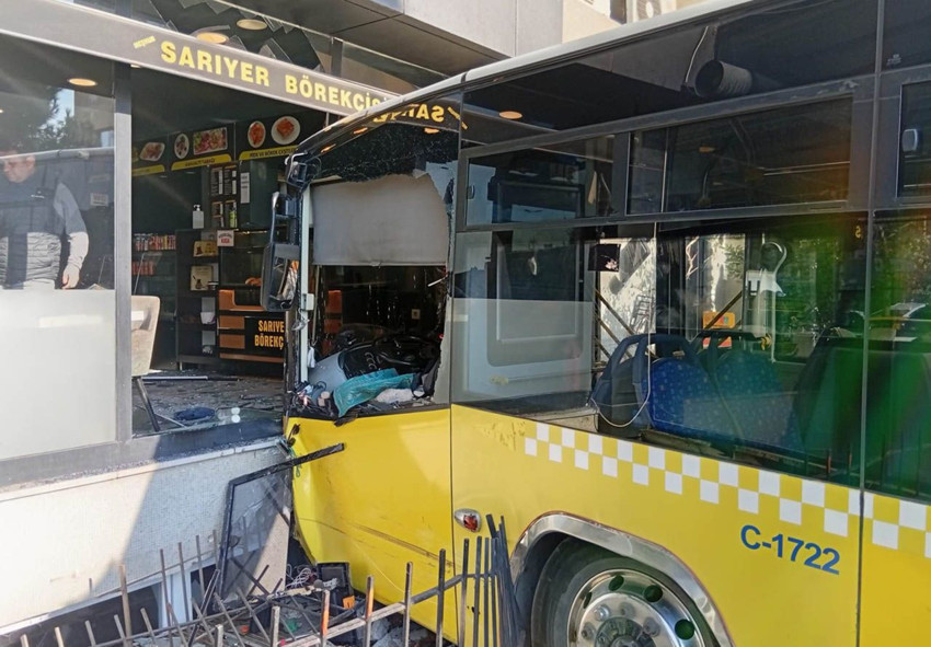 İstanbul'da İETT otobüsü kazası: Börekçiye girdi! - Resim: 1