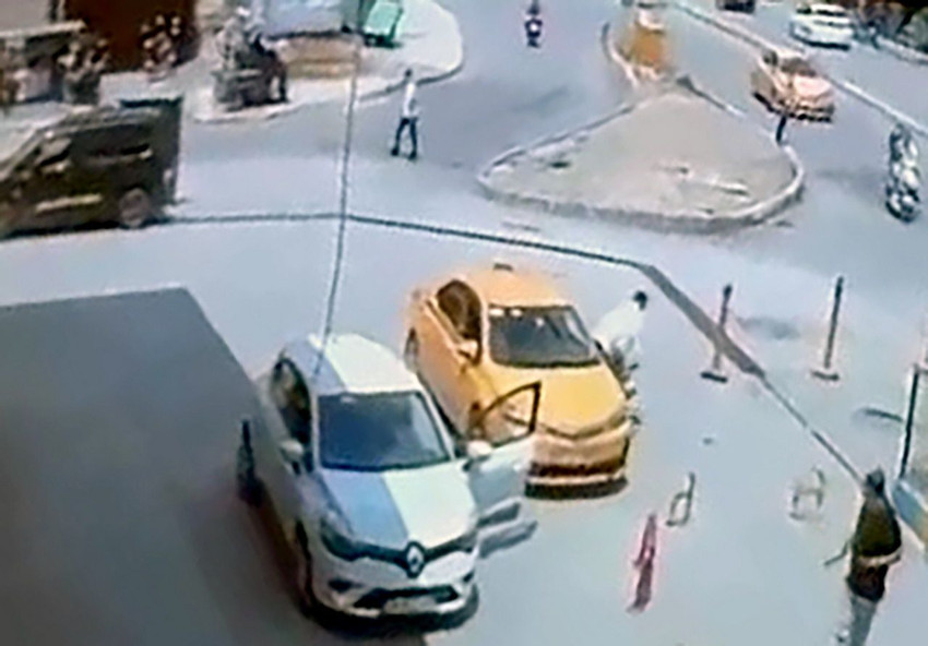 Şehir teröristi kamerada! Trafikte tartıştığı taksiciyi takip edip, bıçakladı! - Resim: 3