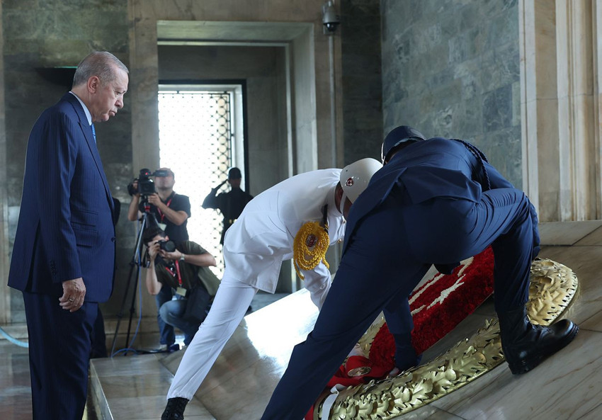 Erdoğan YAŞ öncesi Anıtkabir'e çıktı, Özel Deftere bunları yazdı - Resim: 3