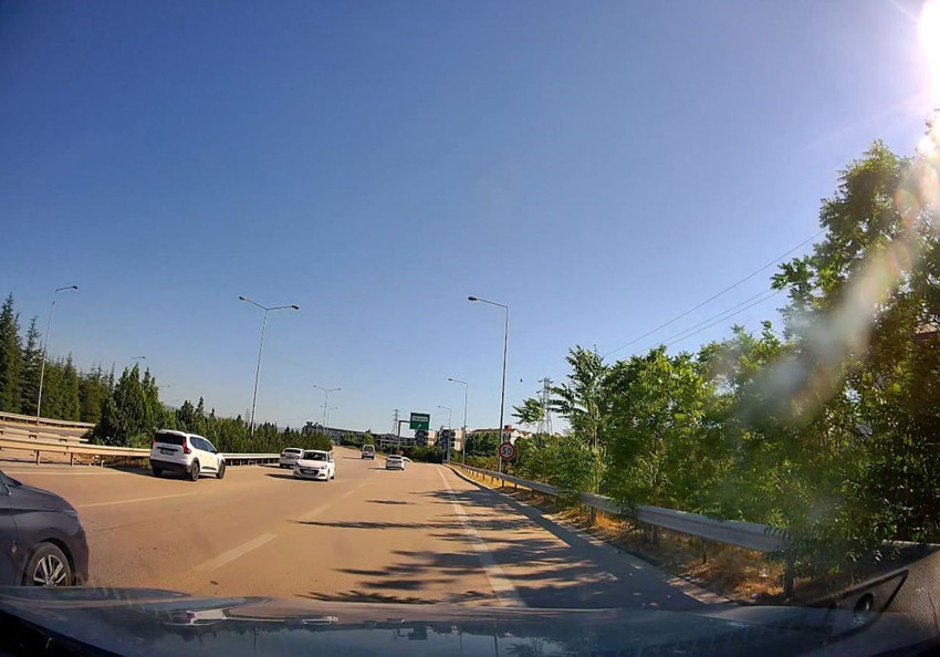 Otobanda orta şeritte tersten giden kadın trafik magandası kamerada! - Resim: 2