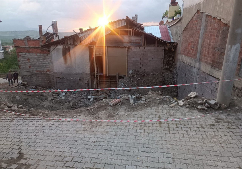 Çocuklar yıkılan evde Kurtuluş Savaşı'ndan kalma el bombası buldu - Resim: 2