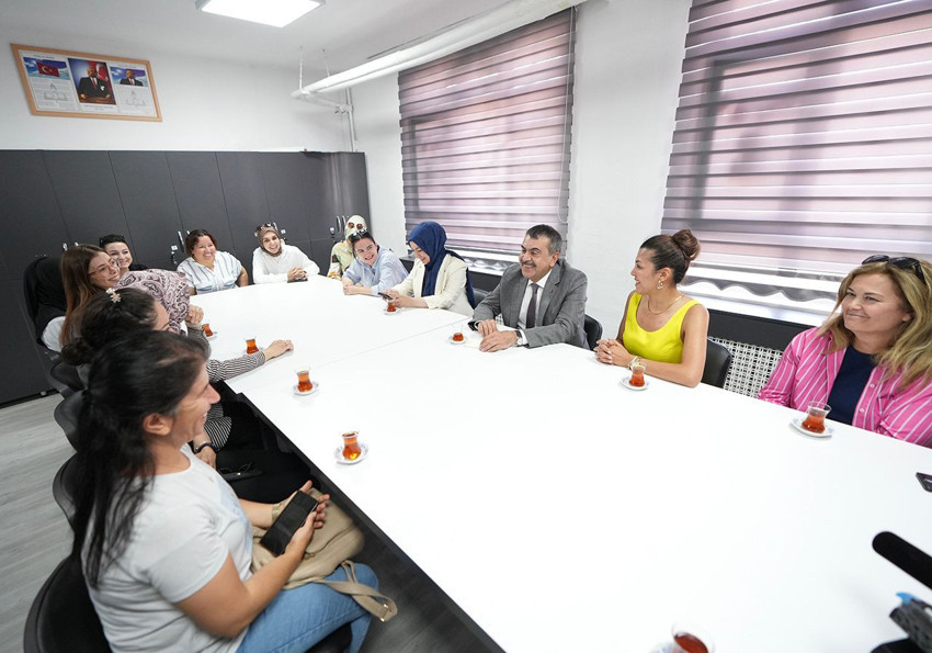 Kadın öğretmenden Milli Eğitim Bakanı Tekin'e övgü yağdırdı - Resim: 3