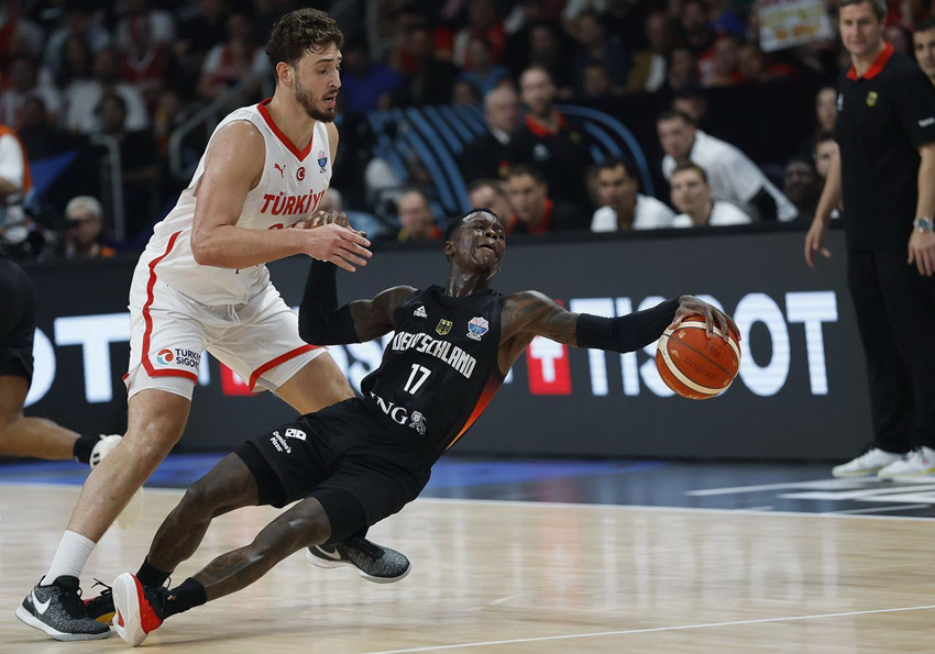 12 Dev Adam'ın yıldızı Alperen Şengün model sevgilisiyle ön balayında aşka geldi - Resim: 1