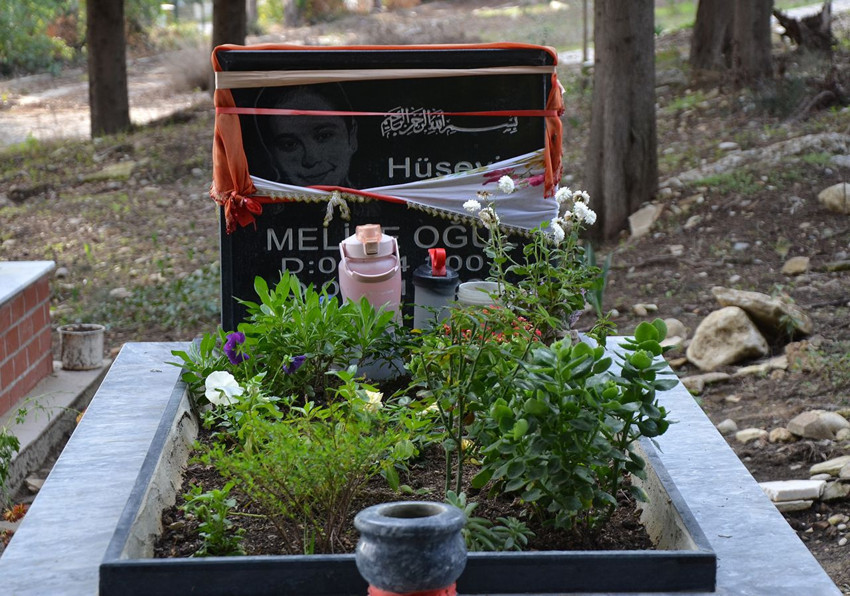 Gencecik kızını toprağa veren baba mezarlık hırsızlarına isyan etti - Resim: 3
