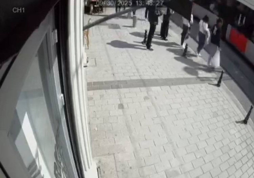 İstanbul'da feci kaza: Tramvay bir yayaya çarptı; kaza anı kamerada - Resim: 4