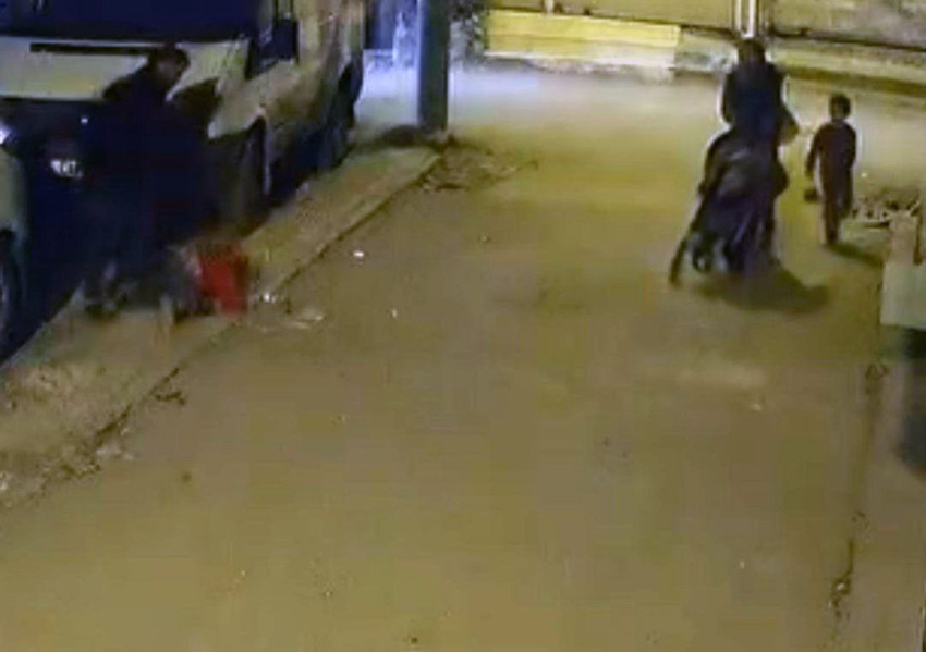Sokak ortasında minik çocuğa dehşeti yaşatan şehir teröristi kamerada! - Resim: 4