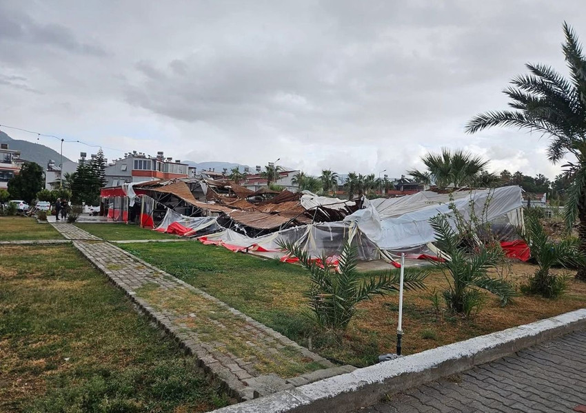 Mersin'i peşpeşe hortumlar vurdu: Evler, seralar her yer birbirine girdi - Resim: 3