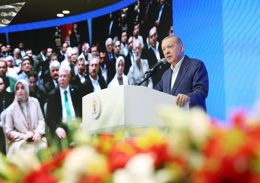 Cumhurbaşkanı Erdoğan, Sakarya'da düzenlenen AK Parti 33. İstişare ve Değerlendirme Toplantısı'nda parti teşkilatlarına saha çalışmaları için kritik talimatlar verdi. 