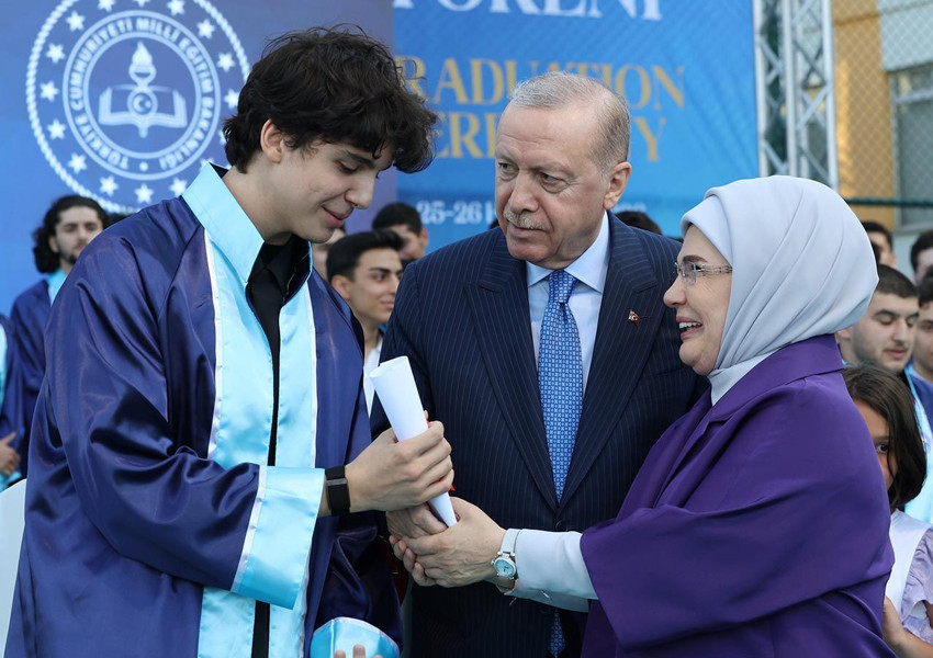 Erdoğan ailesinin gurur günü: Torununa diplomasını kendi elleriyle verdi - Resim: 2