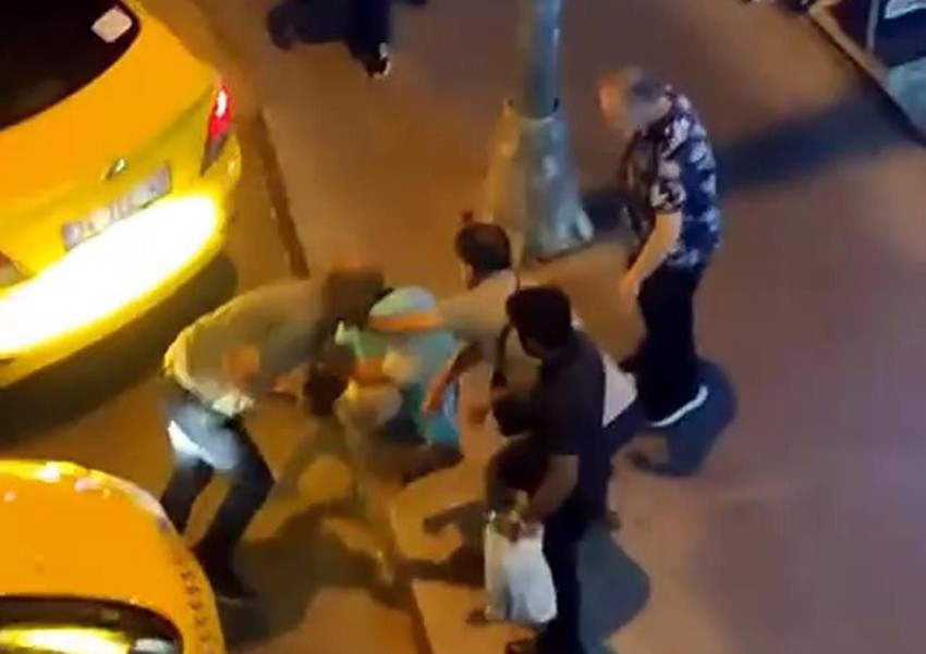 İstanbul'da taksicilerin yumruk yumruğa kavgası kamerada - Resim: 2