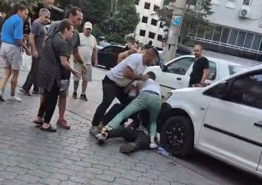 Sokak ortasında motosikletli magandaların bıçaklı kavgası kamerada - Resim: 3