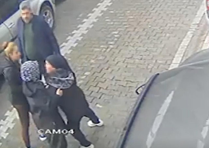 Kadınların sosyal medya kavgası sokağa taşındı: Döve döve bayılttılar! - Resim: 3