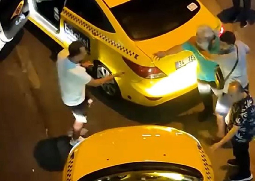 İstanbul'da taksicilerin yumruk yumruğa kavgası kamerada - Resim: 3