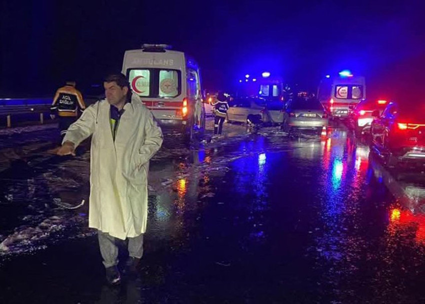 Sağanak ve dolu facia getirdi: 12 araç birbirine girdi, çok sayıda yaralı var - Resim: 1