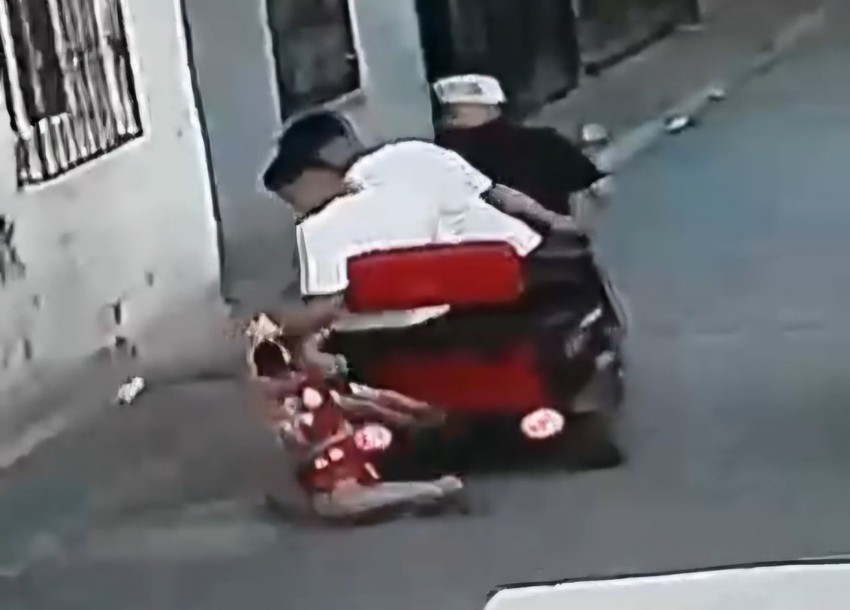 Galatasaray formalı miniğe görülmemiş işkence: 8 yaşındaki çocuğu tutup sürüklediler - Resim: 3