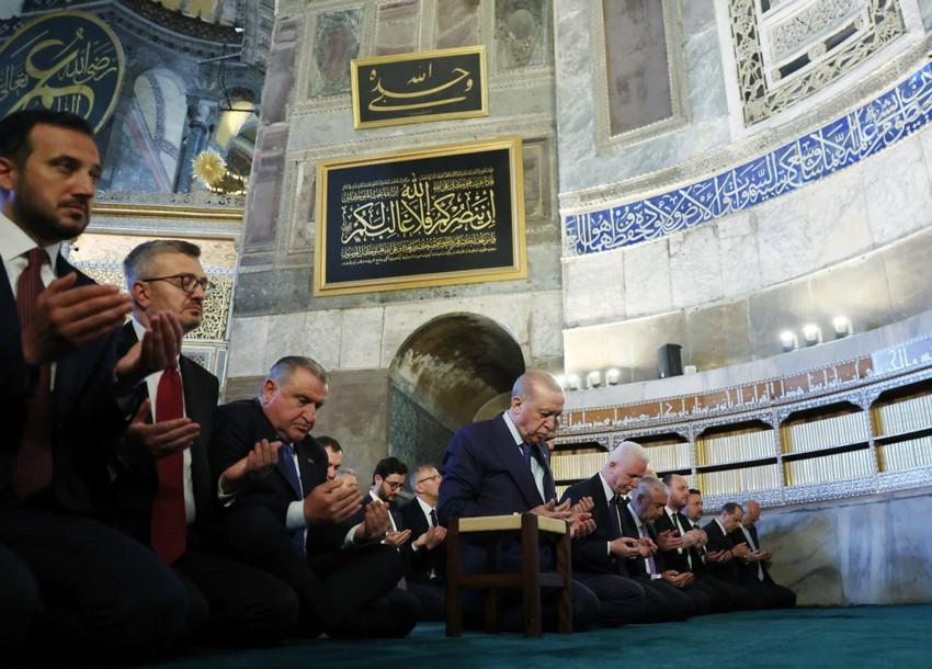 Erdoğan, Ayasofya çıkışı ''ben yemiyorum'' deyip gazetecilere ikram etti - Resim: 2