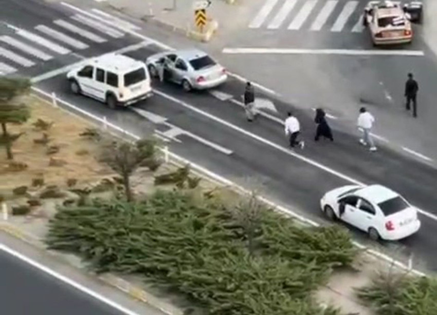 Yol verme tartışmasında yolu boks ringine çevirdiler: Tartışma kamerada - Resim: 1