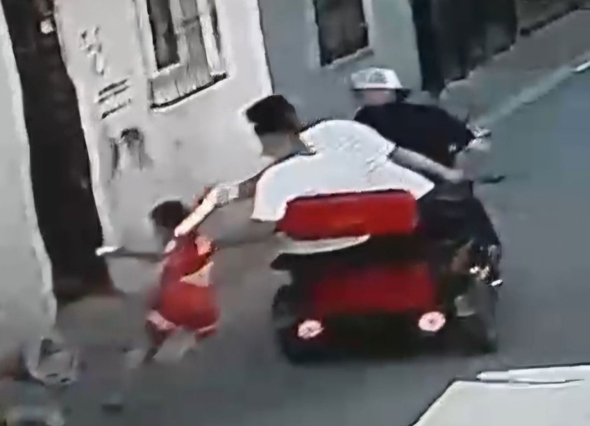 Galatasaray formalı miniğe görülmemiş işkence: 8 yaşındaki çocuğu tutup sürüklediler - Resim: 2