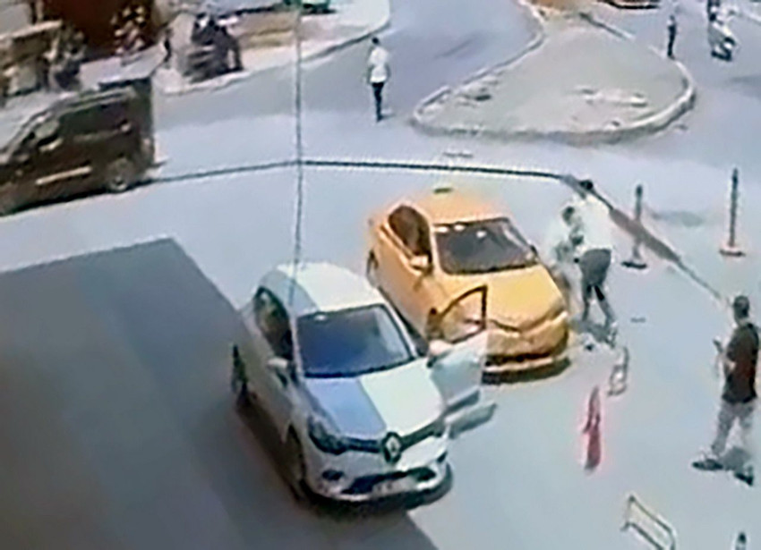 Şehir teröristi kamerada! Trafikte tartıştığı taksiciyi takip edip, bıçakladı! - Resim: 2