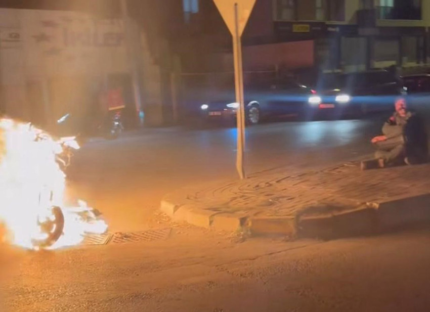 Çalışmayan aracını sokak ortasında yakıp, karşısına geçip izledi - Resim: 1