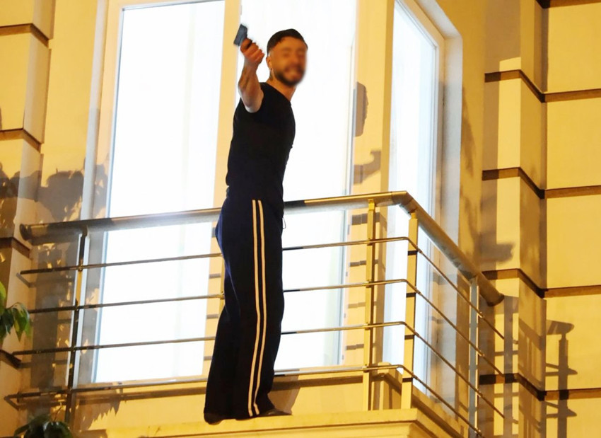 Balkonda oyuncak tabancalı psikopat alarmı! Polisin operasyonu nefes kesti - Resim: 4