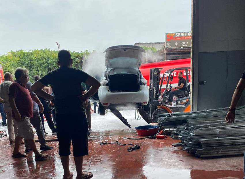 Park halindeyken yanan elektrikli aracı 2 saat boyunca söndüremediler! - Resim: 3