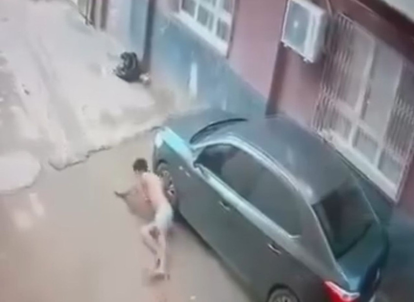 Sokak ortasında yarı çıplak ''kız arkadaşımla birlikte olmuş'' cinayeti kamerada - Resim: 3