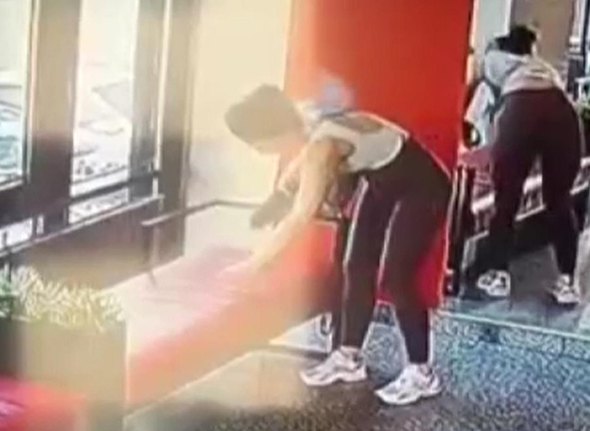 Çantadaki powerbank patladı; bir anda alevler içinde kaldı! - Resim: 2
