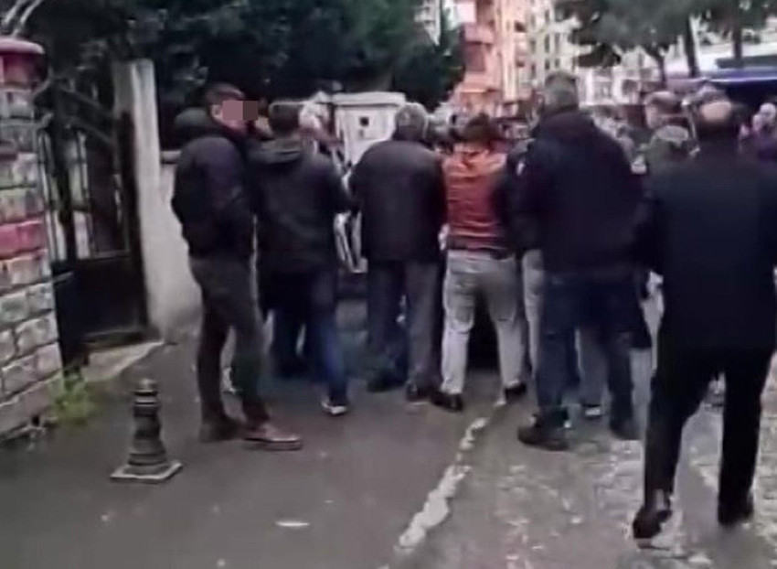 İstanbul'da motokurye ile cemaat birbirine girdi - Resim: 3