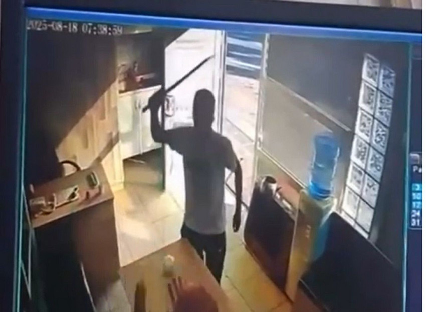 Bir gözü dönmüş psikopat dehşeti daha: Kılıçla taksi durağını basıp dehşet saçtı! - Resim: 1